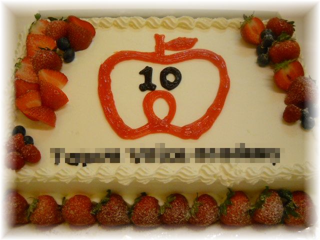 【お祝いのケーキ】２０名様用のケーキに、スクールのロゴを大きく描きました。