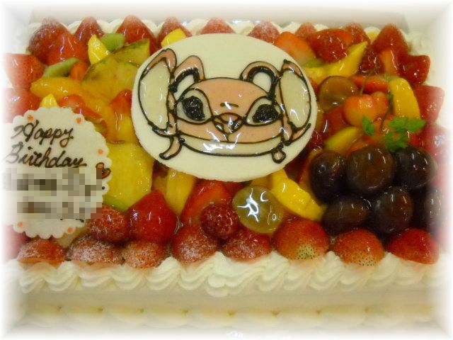 【デザインのｹｰｷ】フルーツいっぱいの大きなケーキに、プレートのキャラクターを描いて載せました。