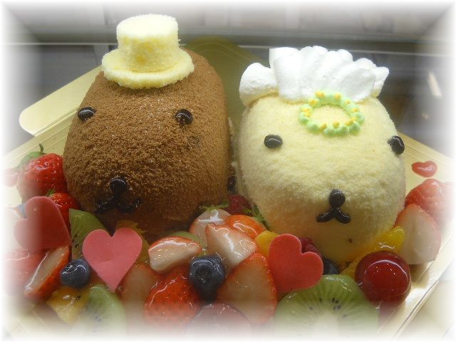 ２０１２年１月のご注文です。かわいいカピバラさん新郎新婦になってもらって、周りをお花畑のように飾ってほのぼのとした、ペアーのウエディングケーキです。