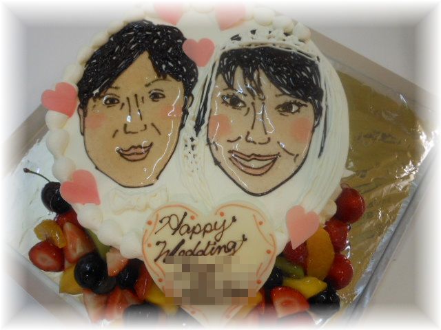 ２０１２年６月のご注文です。新郎新婦の似顔絵をかいて、ケーキの裾にフルーツを飾りました。
