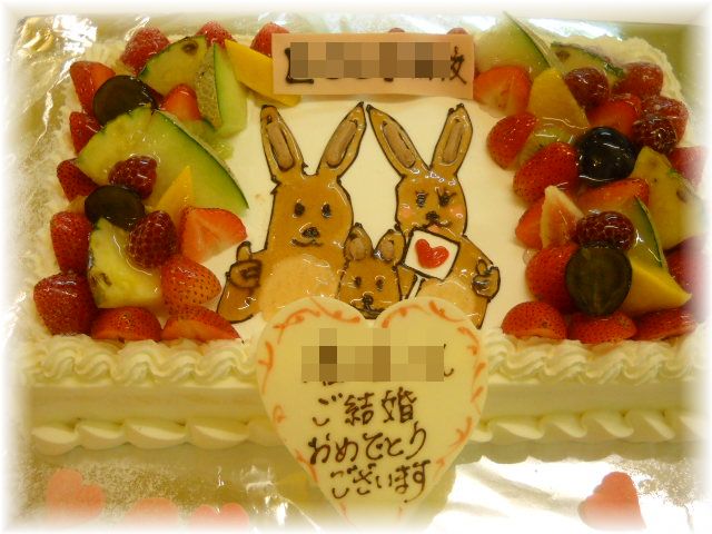 201１年9月のご注文です。２０名さまようのサイズの四角いケーキに、キャラクターでイメージしたイラストを画いて、ﾌﾙｰﾂで飾りました。