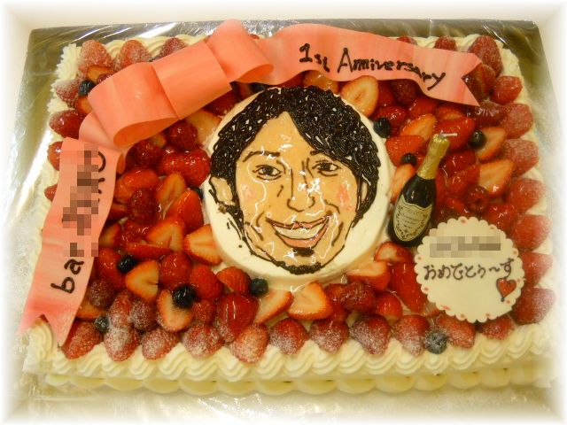 【似顔絵とリボンのケーキｹｰｷ】３０名様用のケーキを、ベリーばかりで赤くかわいく飾り、似顔絵と、大きなリボンを飾りました。