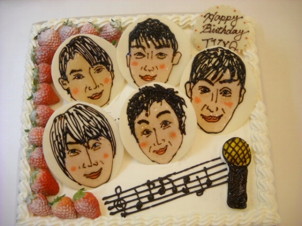 【似顔絵のケーキ】５名の似顔絵なので、プレートに描いて、ケーキに立てました。