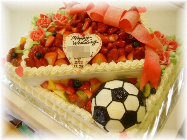 2010年11月のご注文です。大きな2段のｹｰｷにｻｯｶｰﾎﾞｰのｹｰｷも飾りました。ﾘﾎﾞﾝやﾊﾞﾗの花も飾って、とっても豪華なｳｴﾃﾞｨﾝｸﾞｹｰｷです。中はﾁｮｺﾚｰﾄｹｰｷになっています、全体は白い生ｸﾘｰﾑで仕上げました。80～90名様くらい分