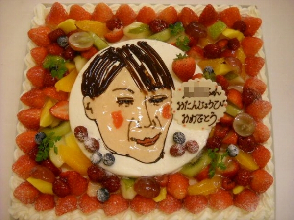 【似顔絵のケーキ】フルーツもいっぱい飾って、似顔絵を真ん中に描きました。