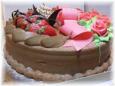【豪華なチョコレートケーキ】１０号サイズ（３０ｃｍ）のチョコレートケーキです。チョコレートで作ったお花やリボンで華やかに飾りました。