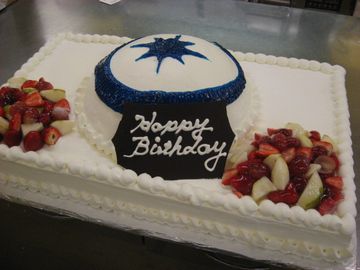 【会社のマークと社長さんのケーキ】６０名様くらいの、本当に大きなケーキでした。