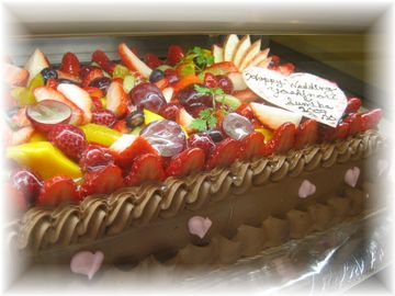 2009年3月のご注文です。今の季節ならおつくりできる、生チョコレートクリームのウエディングケーキです。上には、フルーツをたっぷりと飾りました。チョコレートクリームには、サイドのピンクの生クリームがよく栄えます！２５名様サイズです。