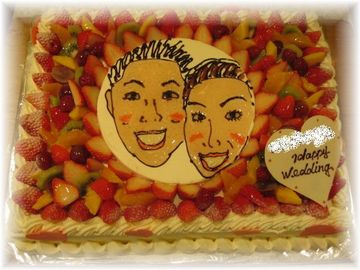 新郎新婦の似顔絵ウエディングケーキ　Ｎｅｗ♪フルーツいっぱいのウエディングケーキに、新郎新婦の似顔絵を描きました。最近、人気のウエディングケーキです。