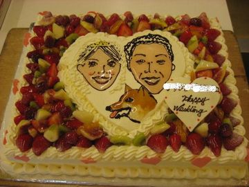 オリジナルなウエディングケーキもおつくりします♪愛犬とともに、新郎新婦の似顔絵を、ハートで囲みました。周りは、季節のフルーツです。