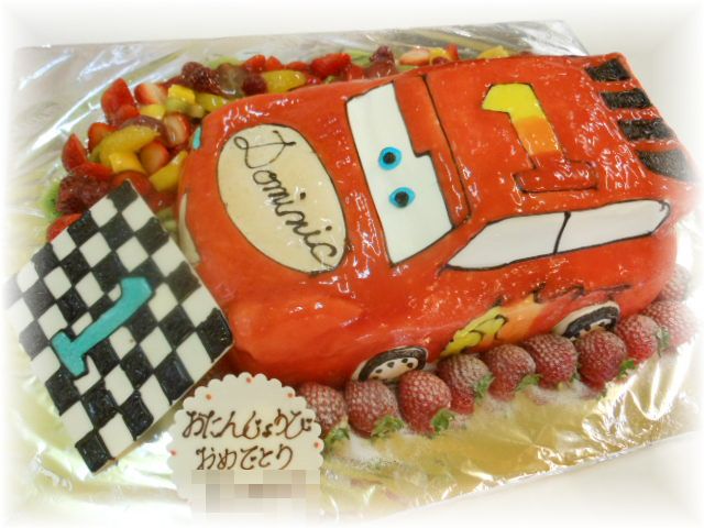 10号サイズのカーズのケーキです。フルーツをまりに飾って、フラッグもつくりしました。