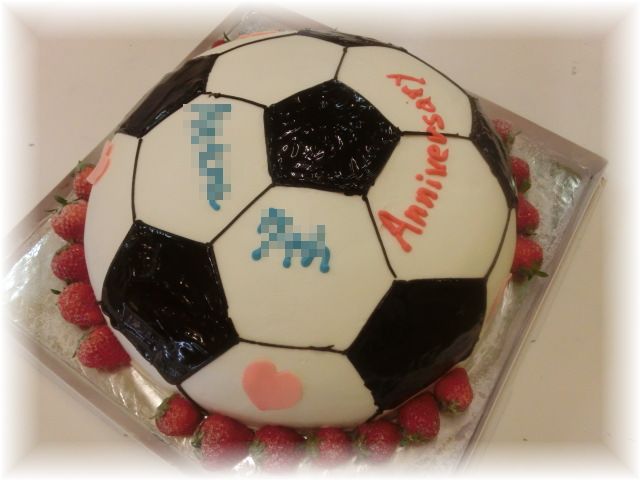 １０号サイズ　（３０cm）のサッカーボールのケーキです。